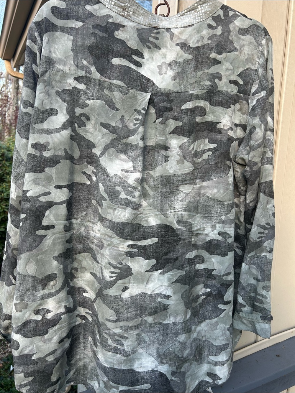 Lightweight Camo Print Button-Back Top - Gray Tones xl